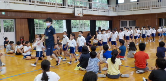 4年生は歌のプレゼントで 学校生活の紹介 三木市立平田小学校