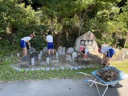 岩石園を掃除する6年生