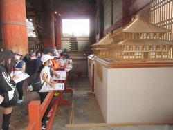 東大寺の模型に見入る6年生