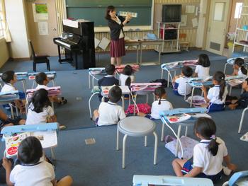 今年から1年生も音楽教室で 三木市立広野小学校
