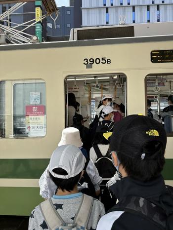 広島電鉄に乗車する児童(2)