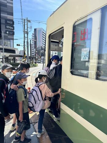 広島電鉄に乗車する児童