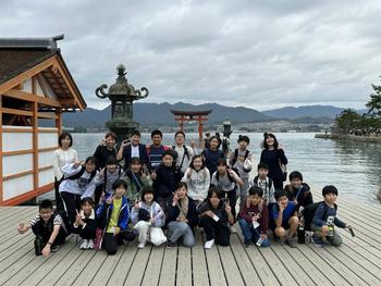 厳島神社でのクラス写真（1組）