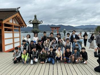 厳島神社での集合写真（2組）