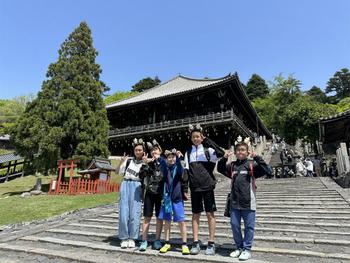 奈良公園を班別学習する児童(1)