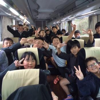 6年生 修学旅行 バスの中 三木市立三樹小学校