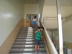 階段掃除の様子1