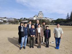 姫路城をバックに集合写真