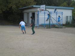 バスケットボールをしている子ども1