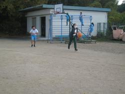 バスケットボールをしている子ども