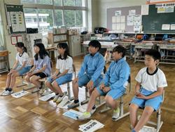 口吉川小学校の自己紹介を聞いています。
