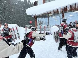 宿舎前で雪合戦をする生徒