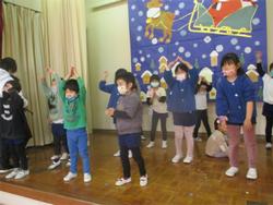 舞台で踊る幼稚園のこどもたち