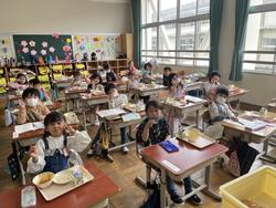 給食を食べる1年生