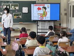 座り方を確認する1年生
