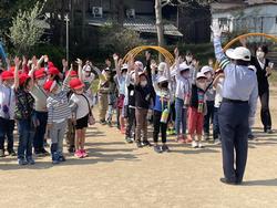 手の挙げ方を学ぶ1年生