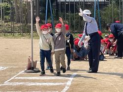 横断歩道の渡り方を学ぶ1年生