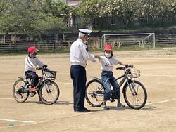 右折の仕方を学ぶ4年生