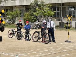 踏切の渡り方を学ぶ4年生