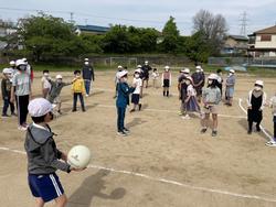 フレンズ班遊びでドッヂボールをする様子