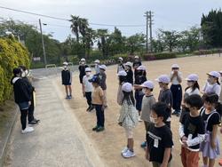 フレンズ班遊びの説明をする6年生