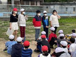 フレンズ班遊びの振り返りをする6年生