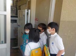 職員室の先生に声をかける2年生