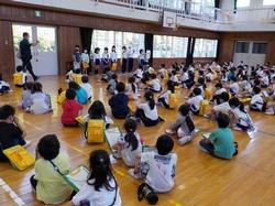 学校探検について1年生に説明する2年生