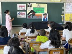 ブラッシングについて学ぶ4年生