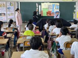 ジュースに含まれる糖分について学ぶ4年生
