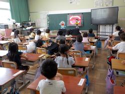 ペープサートを使った説明を聞く1年生