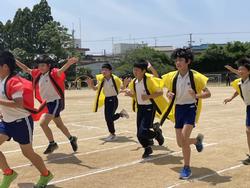観客に手を振りながらラストランをする6年生