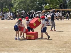 崩れたおみこしを直して出発する3年生