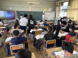 近くの人と計算方法を確認する6年生