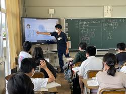 電子黒板を使って学ぶ6年生