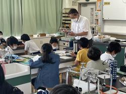 検流計を使って電流の流れ方を調べる4年生