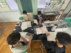 学習のまとめを自分なりに工夫しながらノートに書く5年生
