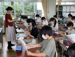 教材「六年生の責任って？」を読む6年生