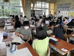 ペアで意見を交換する6年生
