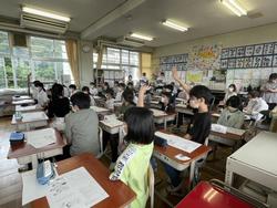 みんなで一生懸命話し合う気持ちを考える6年生