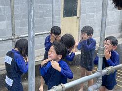 シャワーを浴びる1年生