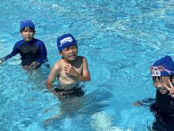 水慣れ運動をする5年生