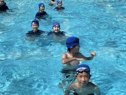 水慣れ運動をする5年生