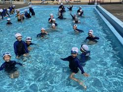 水慣れ運動をする3年生
