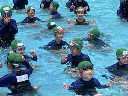 水慣れ運動をする2年生