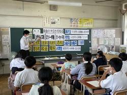 世界の税についてクイズに参加する6年生