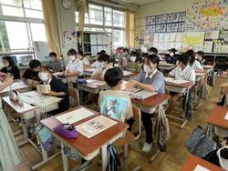 1千万円の重さを体験する6年生