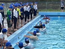 道具を使わずに浮くことに挑戦する5年生