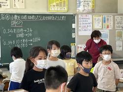 友だちの発表を聞く4年生