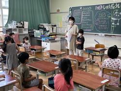 友だちの頑張りを発表する1年生